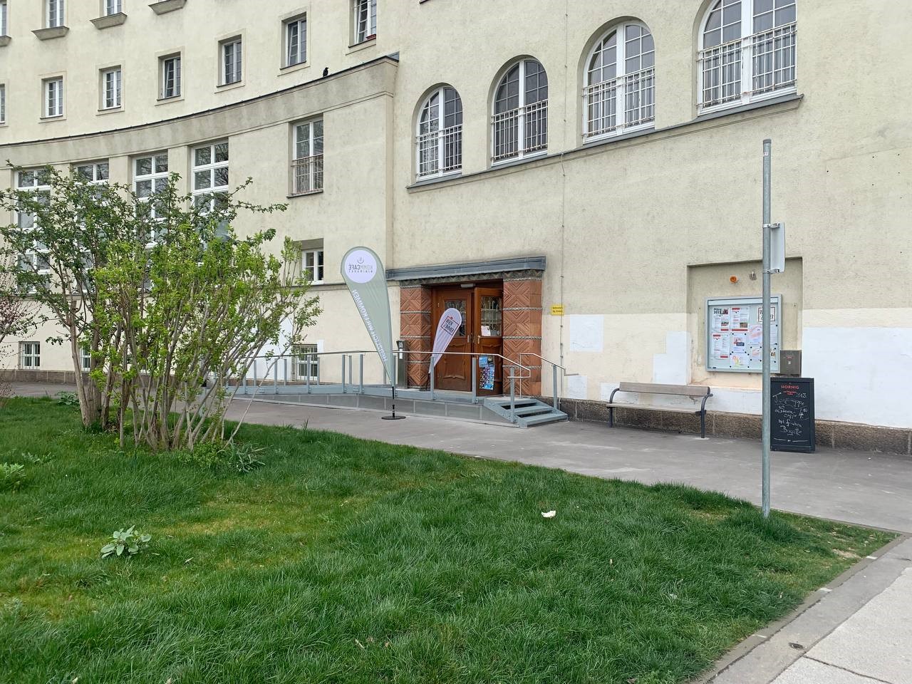 Eingang Karl-Seitz-Hof zur Sprechstunde der Wiener Sozialdienste